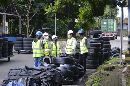 Konsultan AMDAL profesional sedang melakukan survei lapangan proyek konstruksi